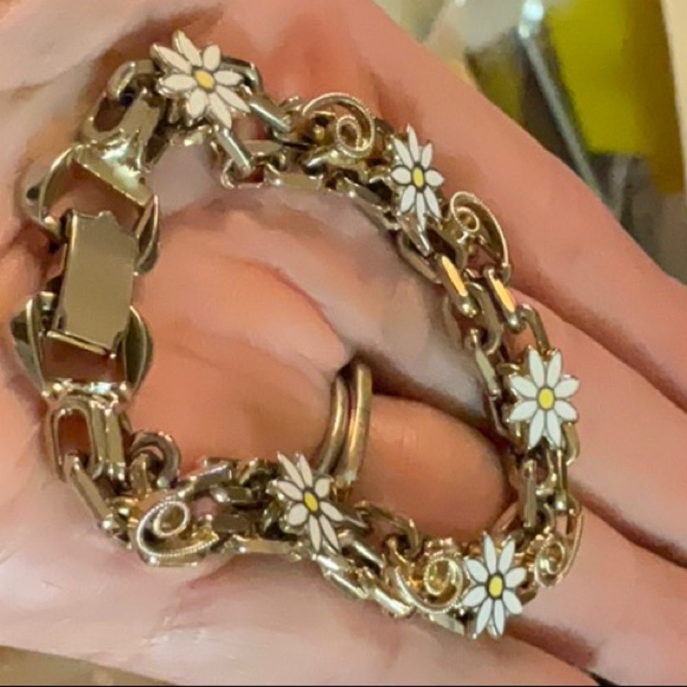 Estate Find Gold Toned Metal Enamel Daisy Bracelet Vintage Unsigned Well Made - Picture 2 of 16